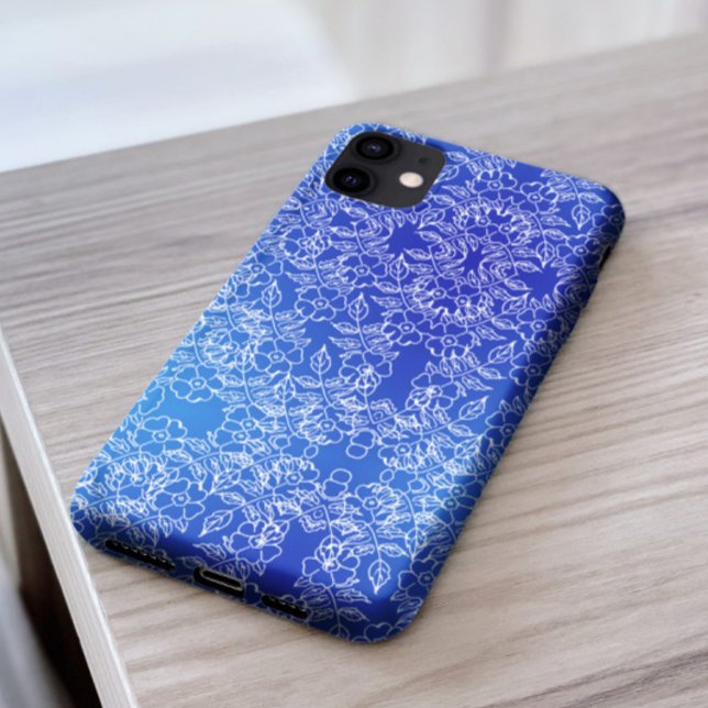Coques Case-Mate iPhone Style blanc motif floral tourbillonner sur bleu (Créateur téléchargé)