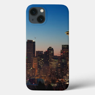 iPhone 13 Coque The American flag flies between the rising moon