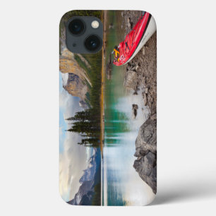 iPhone 13 Case Un kayak de mer à terre à Spirit Island