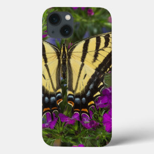 Case-Mate iPhone Case Un papillon de vice-roi sur les fleurs roses