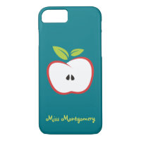 Une pomme aux contours rouges et aux feuilles vert