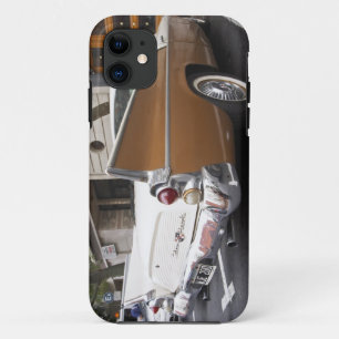 Coque iPhone 11 Une voiture classique Studebaker Silver Hawk garée