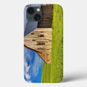 iPhone 13 Coque Vieille grange entourée de champ de blé de printem