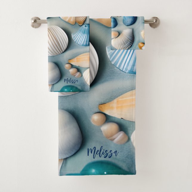 Coquillages bleus et beiges sur le sable bleu (En situation)