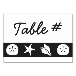 Coquillages d'été sur carte de table noire