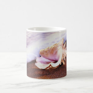 Coquille de conque sur la Mug de plage