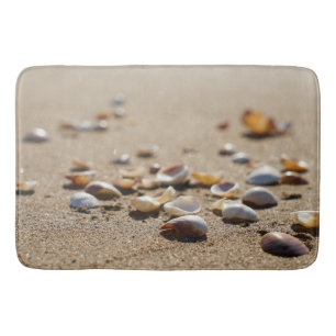 Coquilles de mer et tapis de bain de sable
