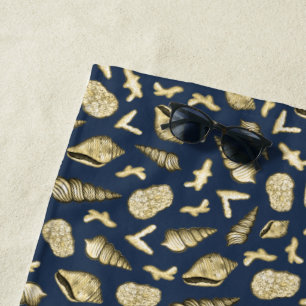 Coquilles d'or et corail sur la serviette de plage