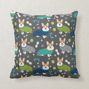 Corgi est dans les coussins de Pjs