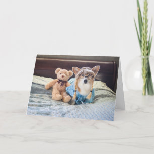 Corgi Little Girl dans la carte blanche de lit