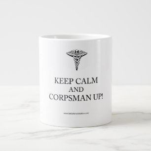 Corpsman vers le haut de tasse de café