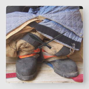 Costume de sapeur-pompier et horloge murale de