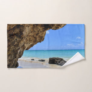 Côte tropicale de plage avec un Big Rock
