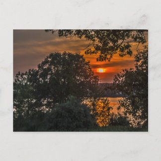 Coucher de soleil d'août sur la carte postale du l