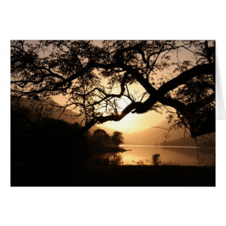 Coucher de soleil écossais en face d'un loch