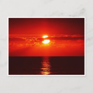 Coucher de soleil rouge au-dessus de la carte post