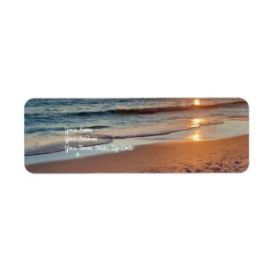 Coucher de soleil sur la plage océanique côtière