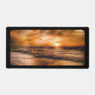 Coucher de soleil sur une plage déserte