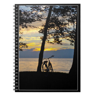 Coucher du soleil au-dessus de lac avec le carnet