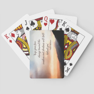 Coucher du soleil au-dessus des cartes de jeu de