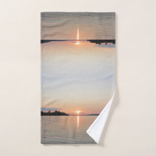 Coucher du soleil de Vermilian de lac