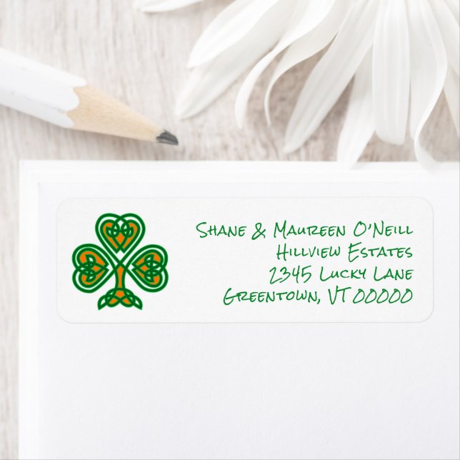 Couleurs irlandaises de Shamrock de noeud celtique (En situation)