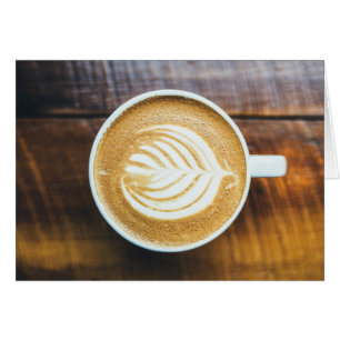 Coupe de latte de café avec mousse de forme feuill