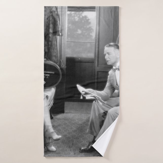 Couple assis ensemble dans un compartiment d'un tr (Serviette de bain)