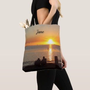 Couple Assis Sur La Plage Au Sac fourre-tout Du Co