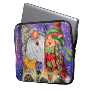 Couple Hugged Gnomes Singing Happy Christmas Song Laptop Sleeve