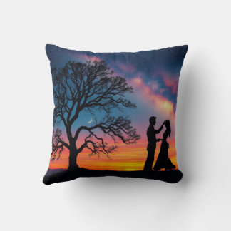 Couple romantique et oreiller tigre grenade
