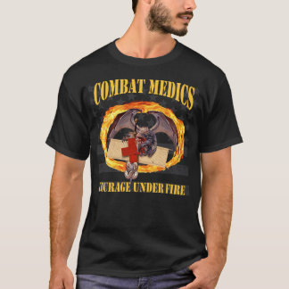 Courage de médecins de combat sous le T-shirt de