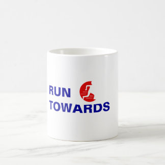 Courez vers pas de la tasse de logo