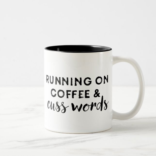 Courir sur le café et les mots café Mug café (Droit)