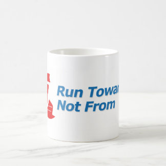 Course vigoureuse vers pas de tasse de logo