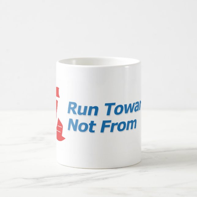 Course vigoureuse vers pas de tasse de logo (Centre)