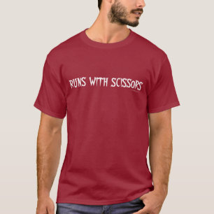 Courses avec le T-shirt de ciseaux