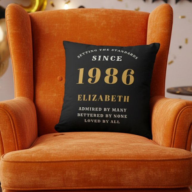 Coussin 40th Birthday Gift Personalized 1986 Black Gold (1986 personalized throw pillow on orange chair)