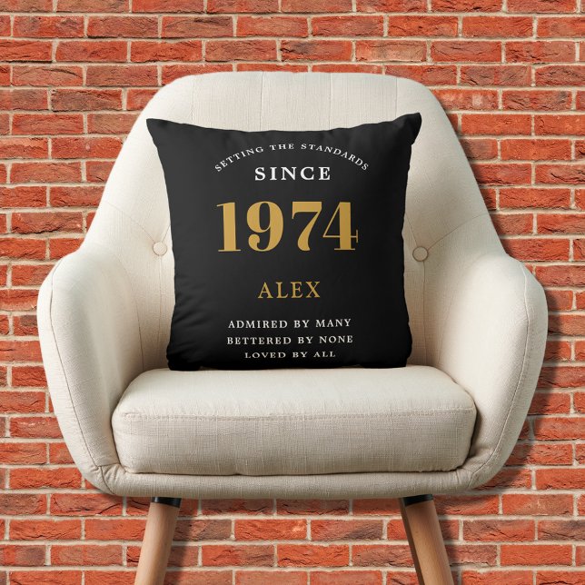 Coussin 50e anniversaire Nom 1974 Black Gold Elegant Chic (50th Birthday Special 1974 Born Black Gold Chic Elegant Throw Pillow - Perfect for Home Décor.)