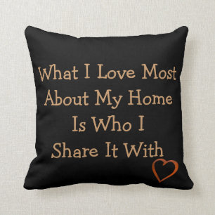 Coussin à la maison heureux