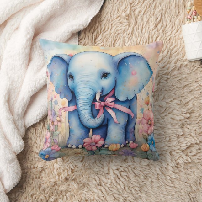 Coussin Adorable bébé éléphant dans un jardin pastel (Couverture)