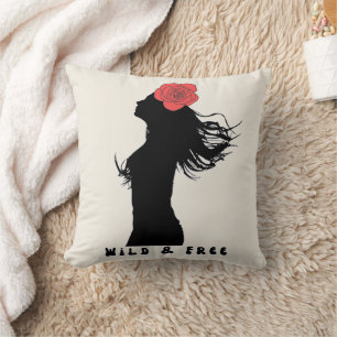 Coussin Affiche d'art silhouette de femme sauvage et libre