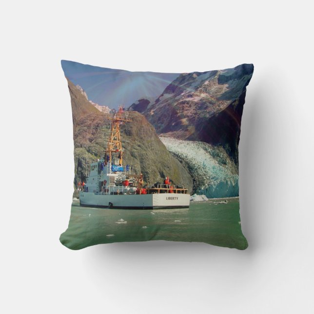 Coussin Alaskan Mountain View avec bateau (Recto)