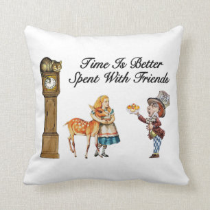 Coussin Alice au pays des merveilles mieux avec des amis