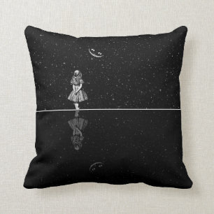 Coussin Alice dans la nuit étoilée du pays des merveilles
