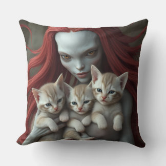 Coussin Alien roux tenant des chatons