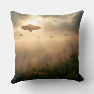 Coussin Alien tenant des chatons