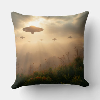 Coussin Alien tenant des chatons