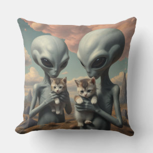 Coussin Aliens Gris Tenant des Chatons