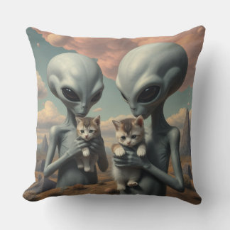 Coussin Aliens Gris Tenant des Chatons